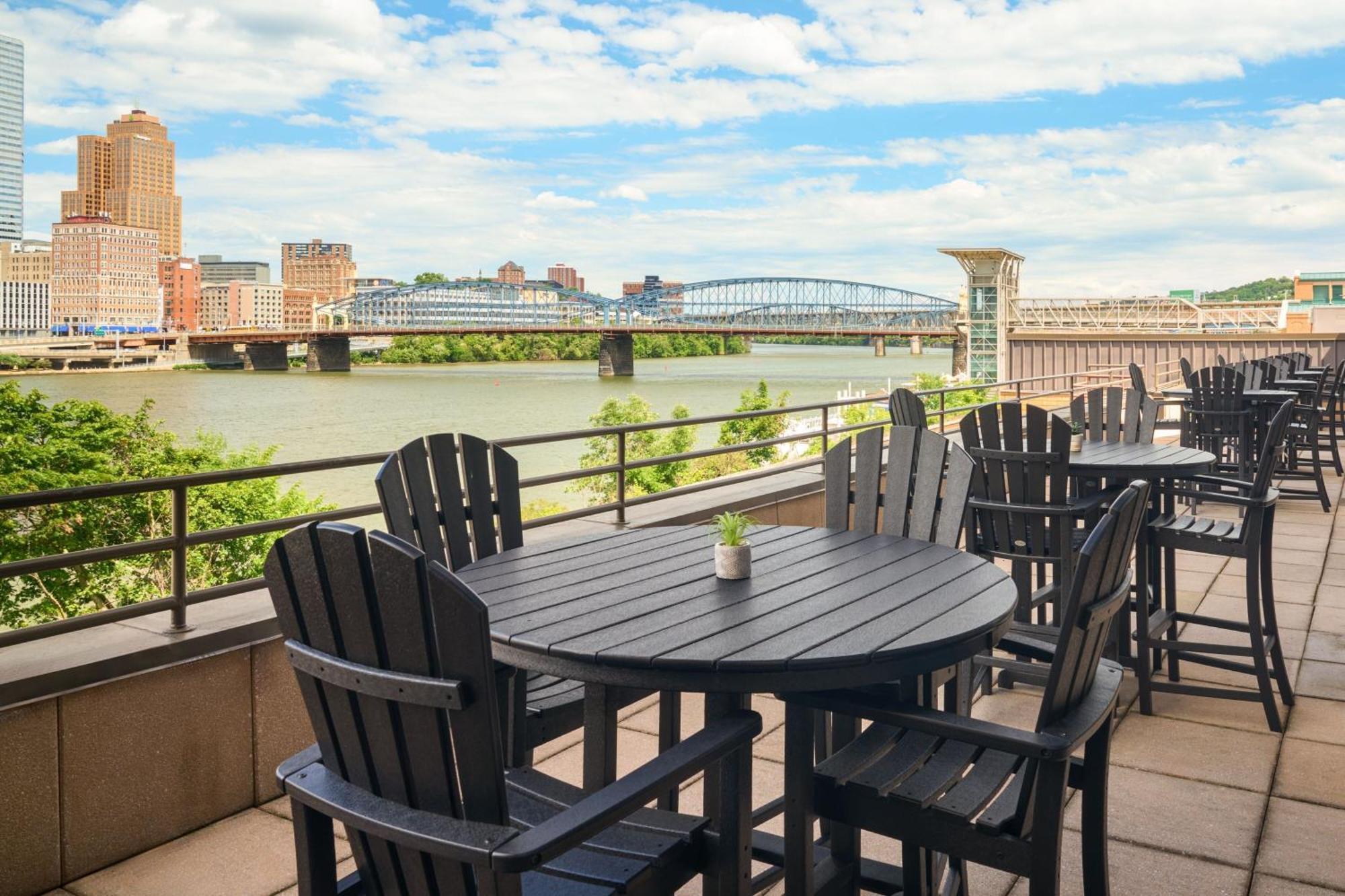 Sheraton Pittsburgh Hotel At Station Square Exterior photo